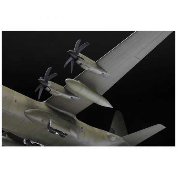 Сборная модель "Военно-транспортный самолет С-130J-30"